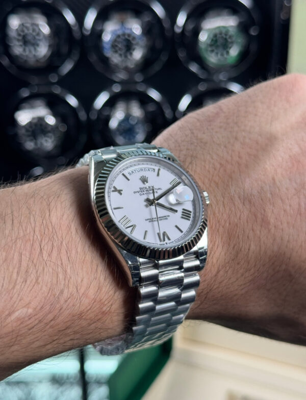 DAY-DATE SUIZO - ACERO FONDO BLANCO