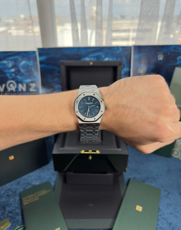 AUDEMARS PIGUET ROYAL OAK 40 MM SUIZO - FONDO AZUL