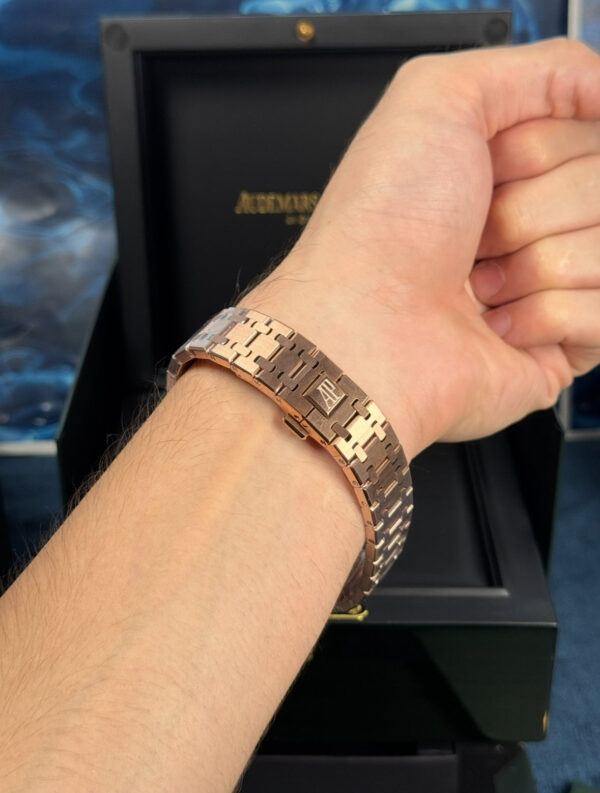 AUDEMARS PIGUET ROYAL OAK SUIZO - ROSE GOLD FONDO AZUL