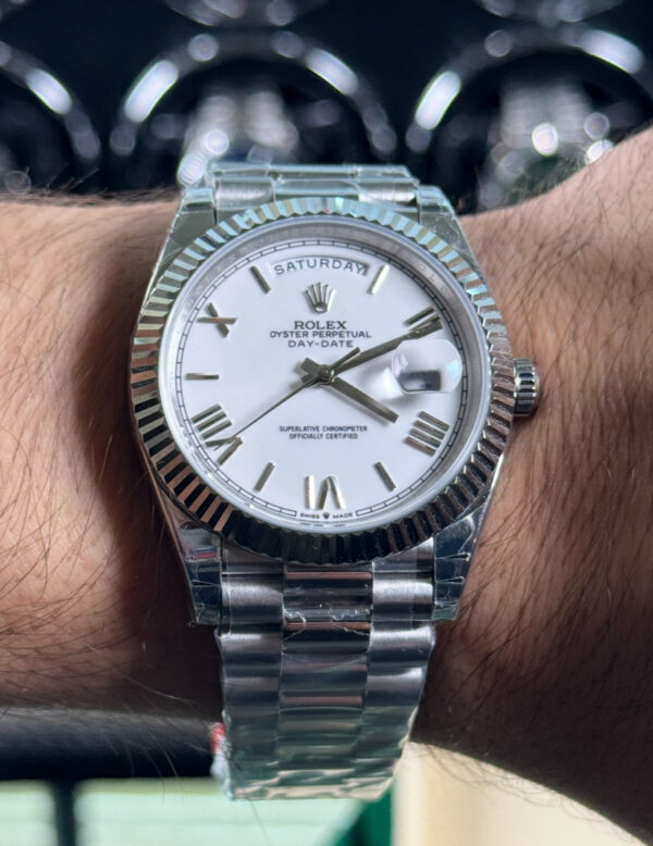 DAY-DATE SUIZO - ACERO FONDO BLANCO