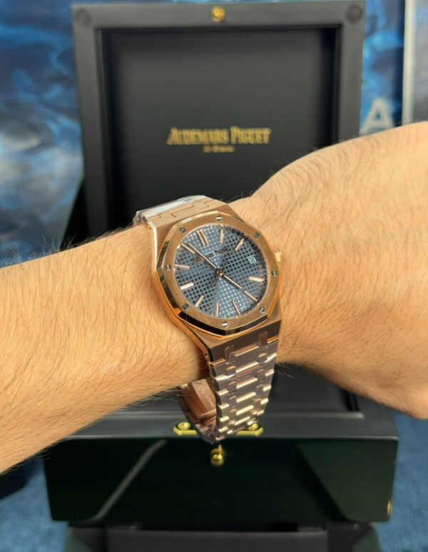 AUDEMARS PIGUET ROYAL OAK SUIZO - ROSE GOLD FONDO AZUL